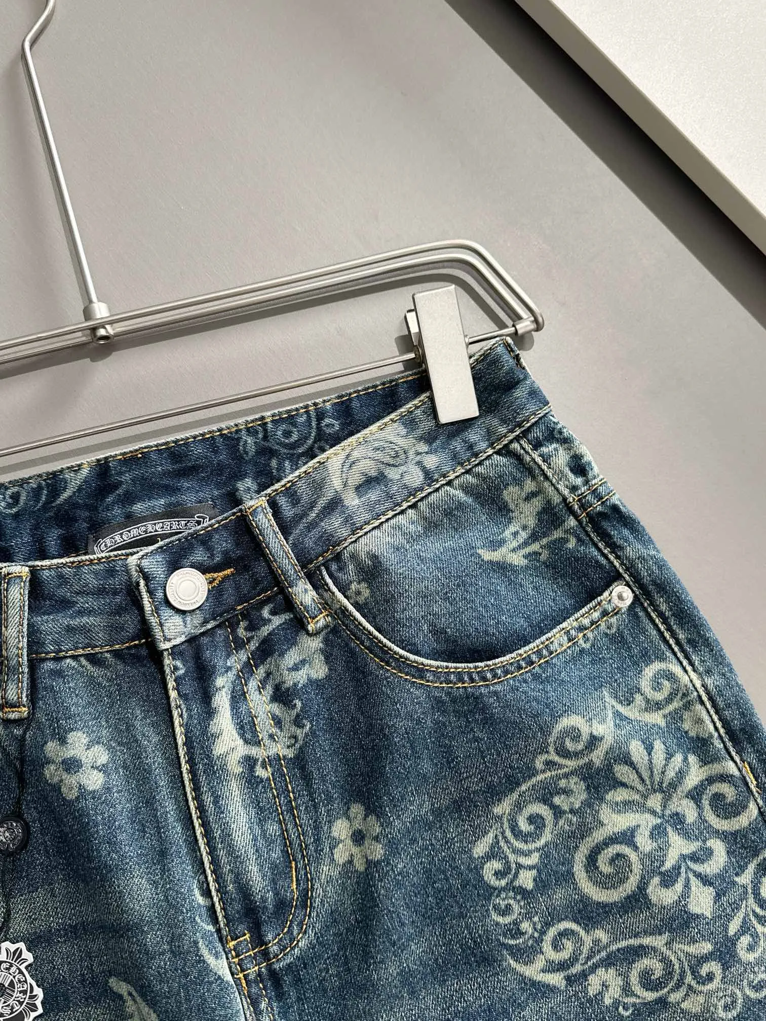 🅿️400 Croxin 2025 Four Seasons Loose Jeans and Straight Trousers, the trend in the trend! Many fashion bloggers control the upper body. The water is woven from imported Japanese Denim plain cotton denim fabric. It has three standards, is soft, delicate, comfortable and breathable. The color has a modern and fashionable vicissitudes. The upper body is versatile and fashionable! Light luxury, a must-have item for daily commuting! Code number: 28-40 (please state your height and weight when placing an order)